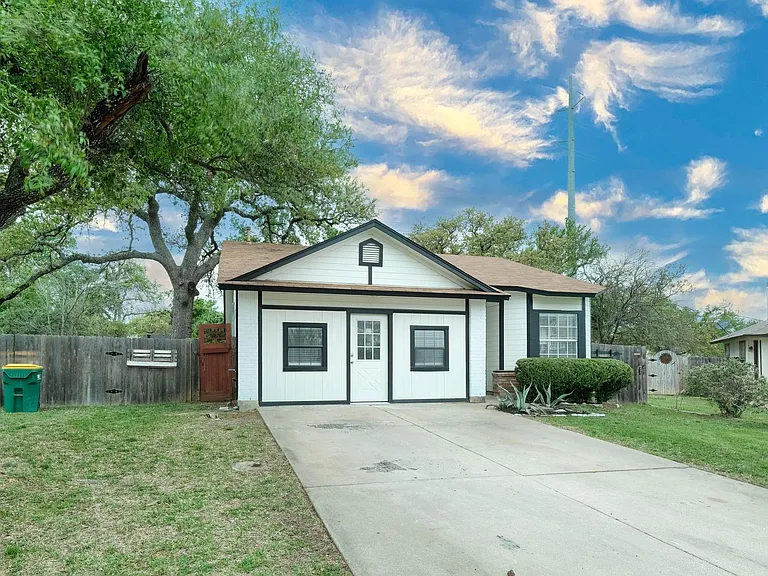 1301 Black Cherry Dr — Photo 2