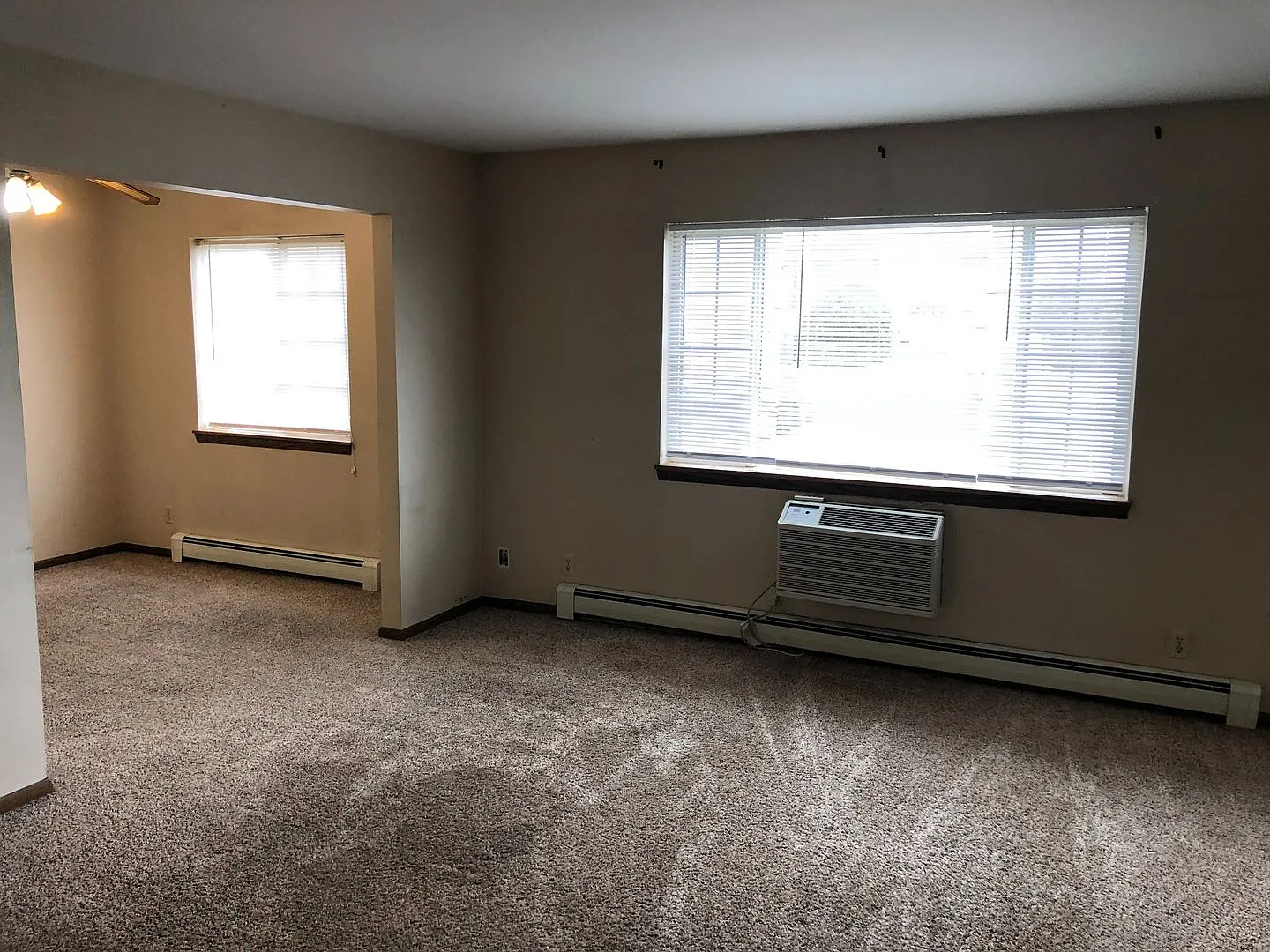 Spacious 1 bedroom plus den. — Photo 2
