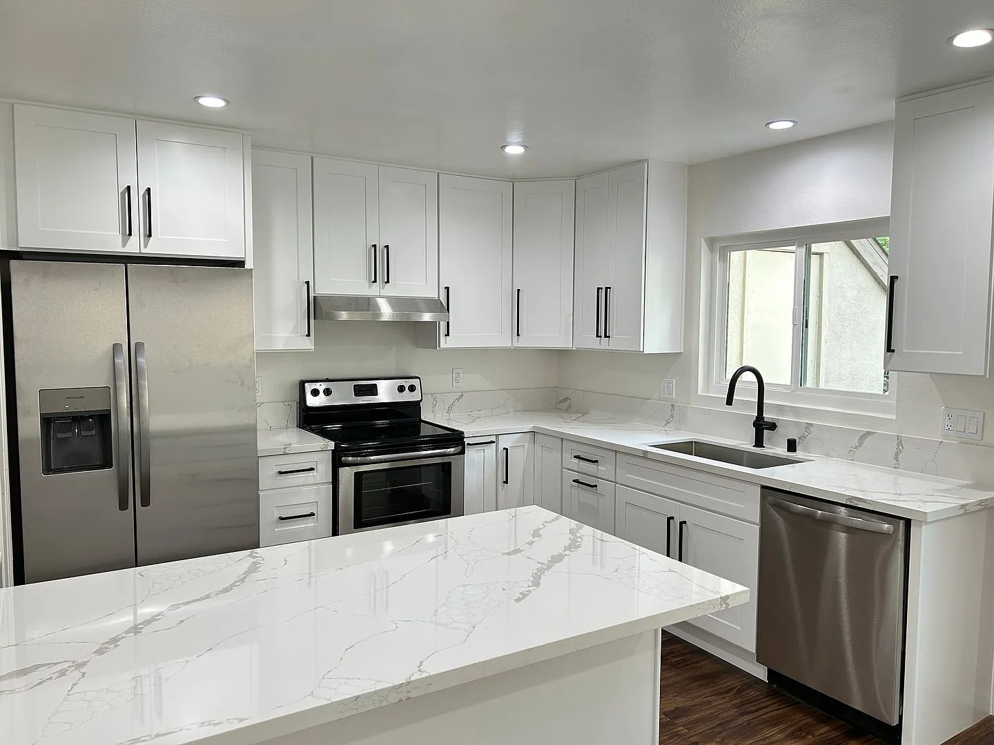 Private 3 Bedroom End Unit Condo in Orange with Trees View — Photo 4