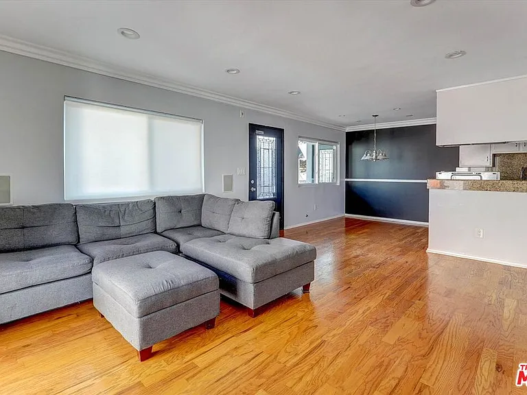 5722 Woodman Ave #4 — Photo 8