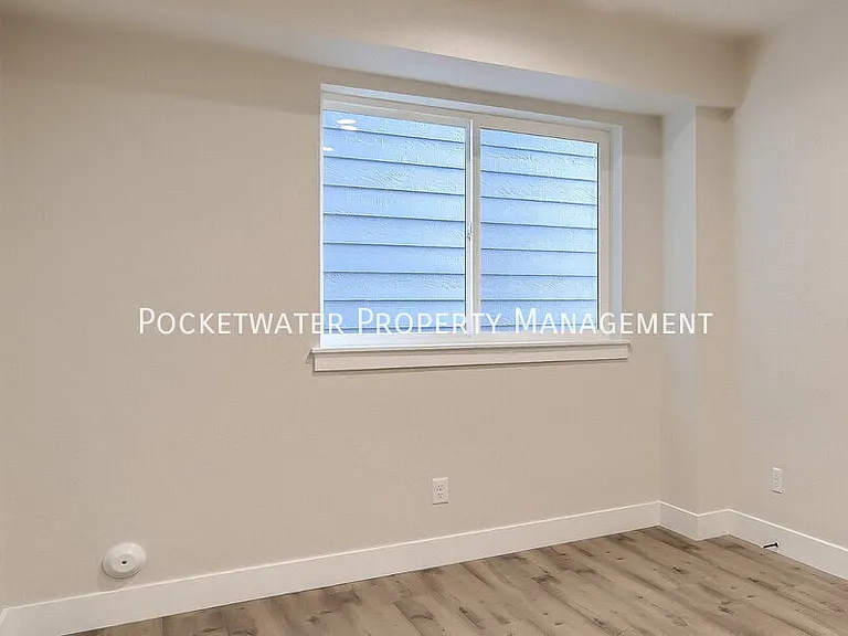 1343 Baker St — Photo 24