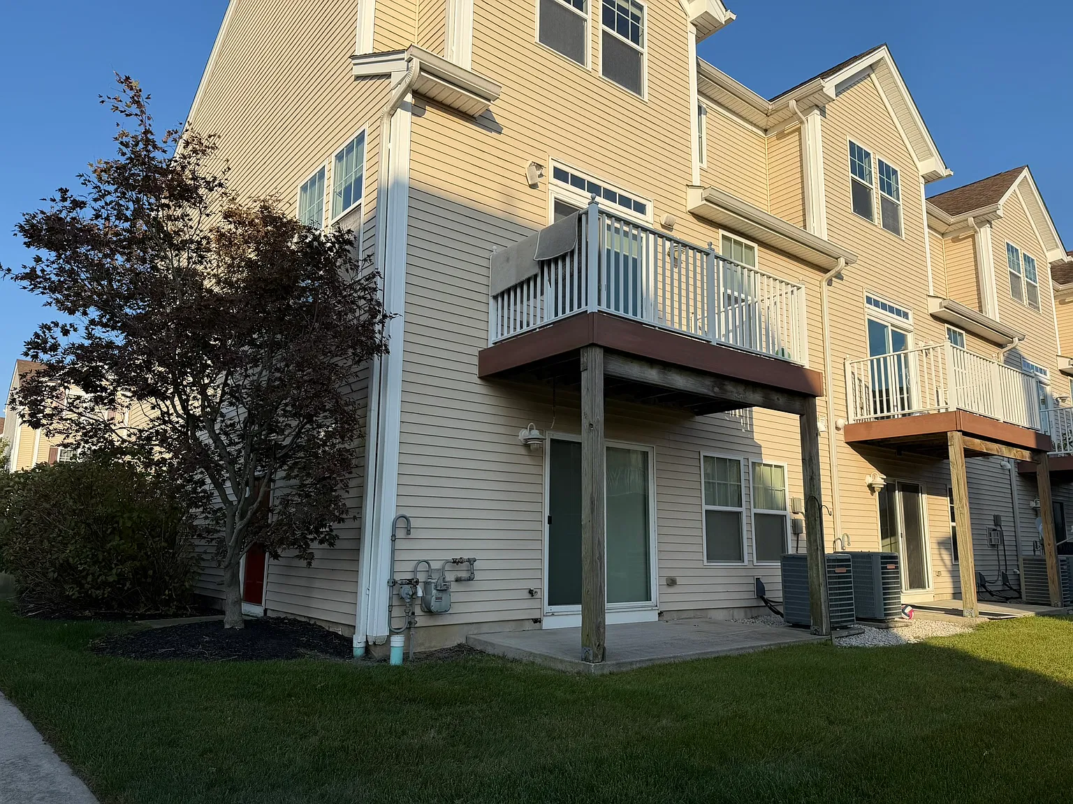 3 bed, 3.5 bath, 2368 sqft, $2,995 — Photo 4