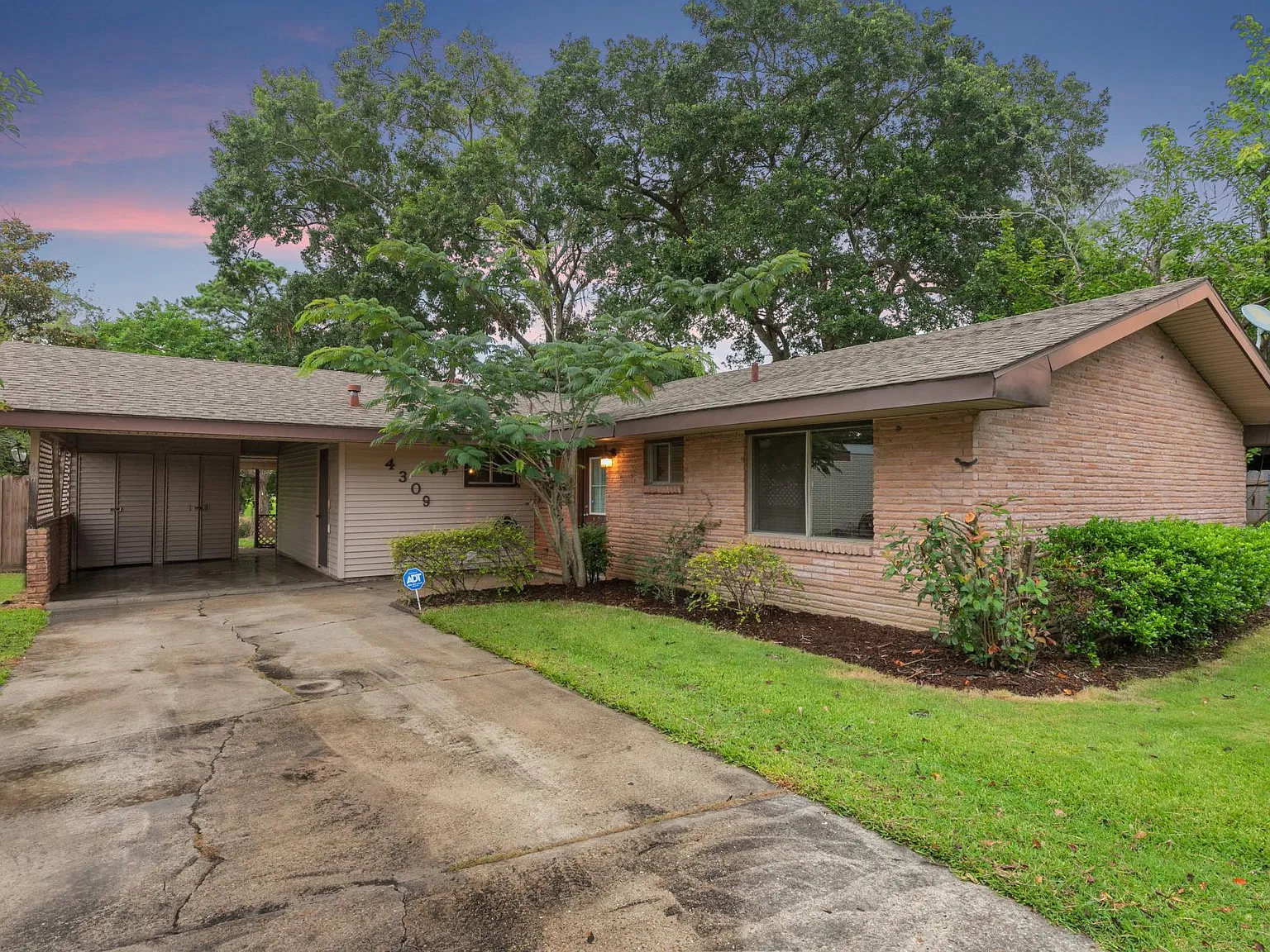 4309 Ashland St — Photo 2