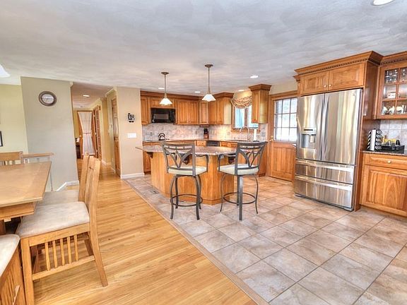 4th image of 4 Livingston Dr