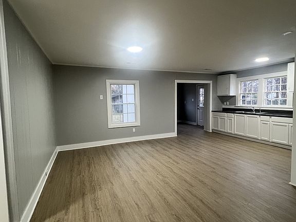 3rd image of 310 Dixon Ave