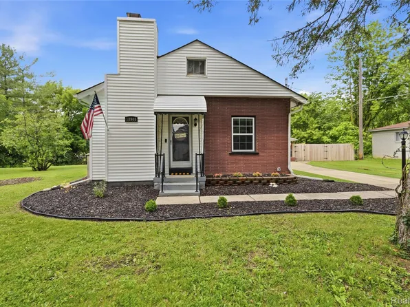18905 Maplewood St, Livonia, MI 48152