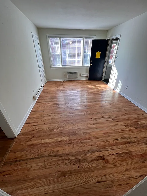 2 bed, 1.0 bath, $1,095 — Photo 2
