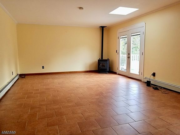 4th image of 102 Wantage Ave