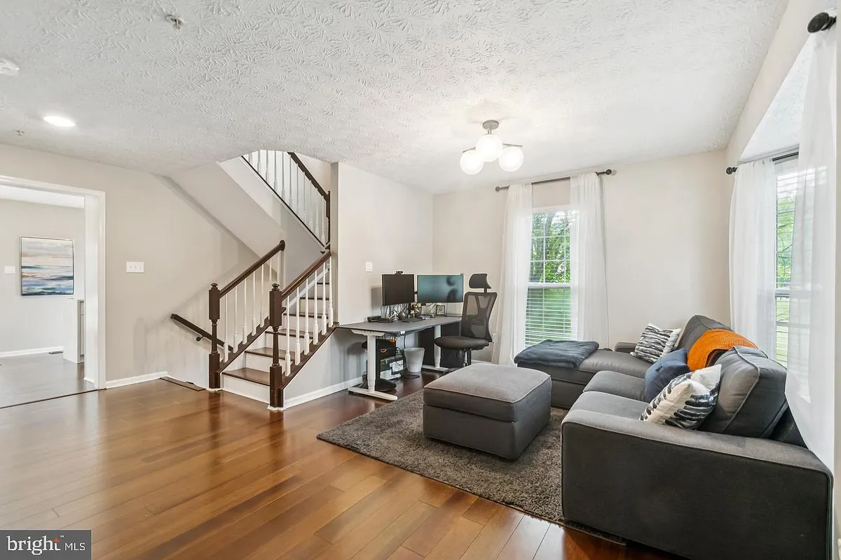Building Photo - 9525 Oakhurst Dr