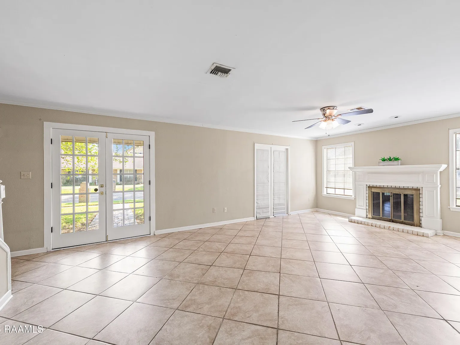 3 bed, 2.5 bath, 2370 sqft, $2,100 — Photo 4