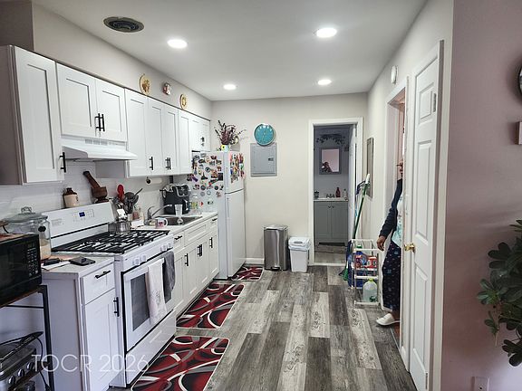 4th image of 61 E Main St APT 6
