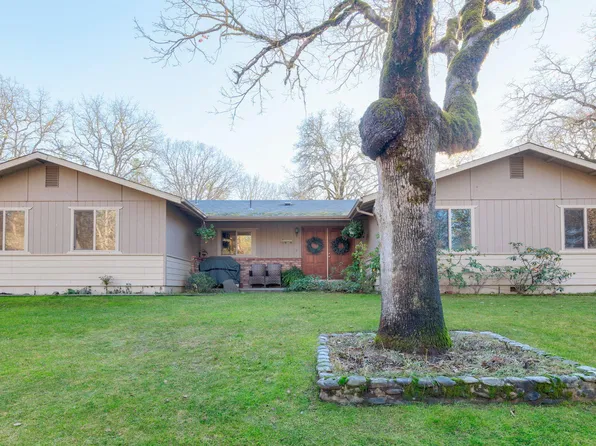 715 Catalpa Dr, Grants Pass, OR 97526