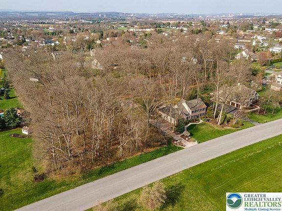5th image of 369 Manor Dr