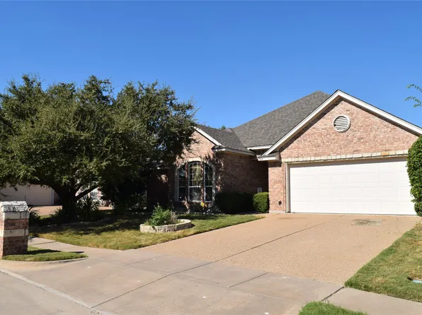 1004 Greenbriar Ct, Saginaw, TX 76179