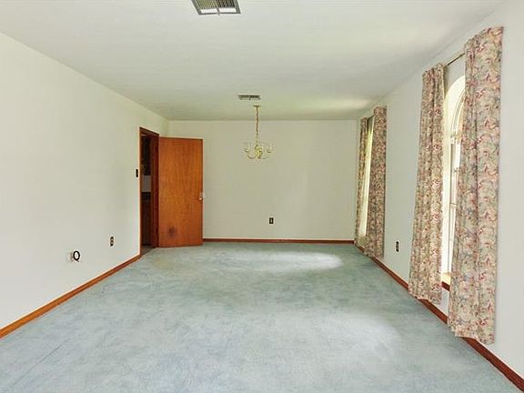 3rd image of 2661 Saturn St