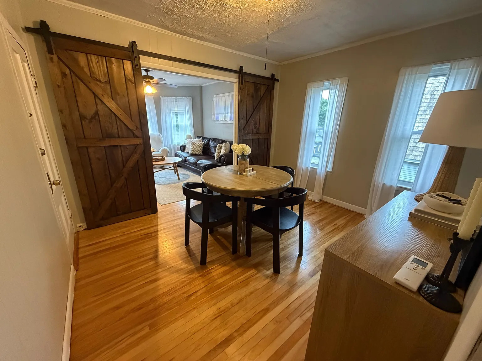 3 bed, 1200 sqft, $2,100 — Photo 2
