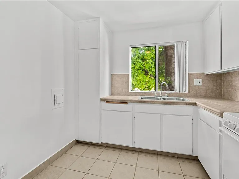 Woodman Apartments — Photo 5