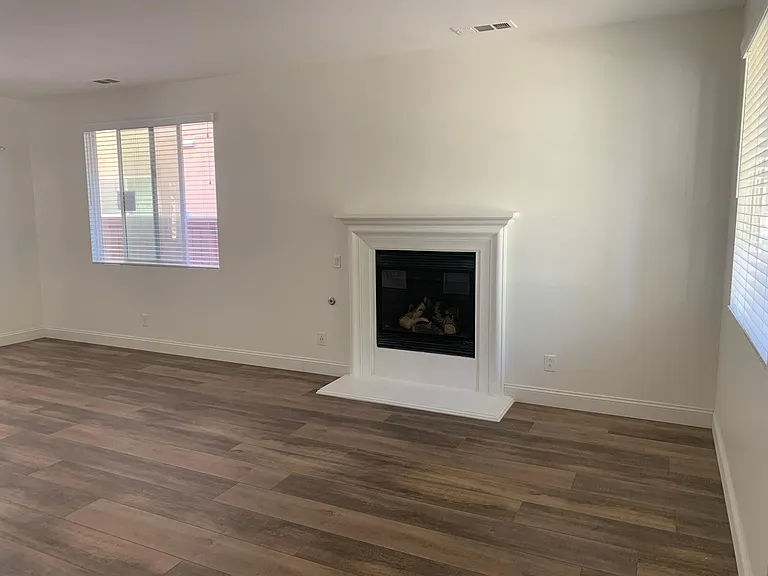 Formal livingroom/dining area