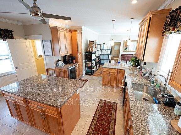 3rd image of 123 Pine St Floor 1
