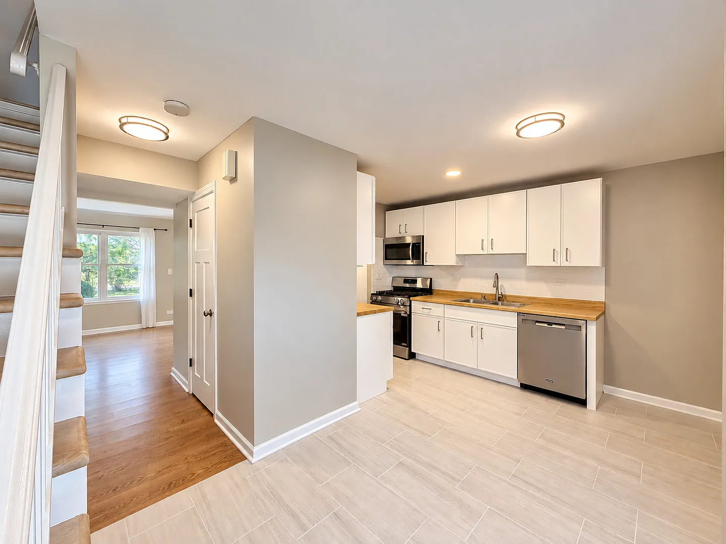 2 bed, 1.5 bath, 1008 sqft, $2,000 — Photo 3