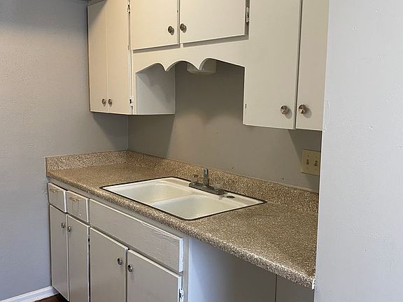 3rd image of 701 E Grayson St APT 25