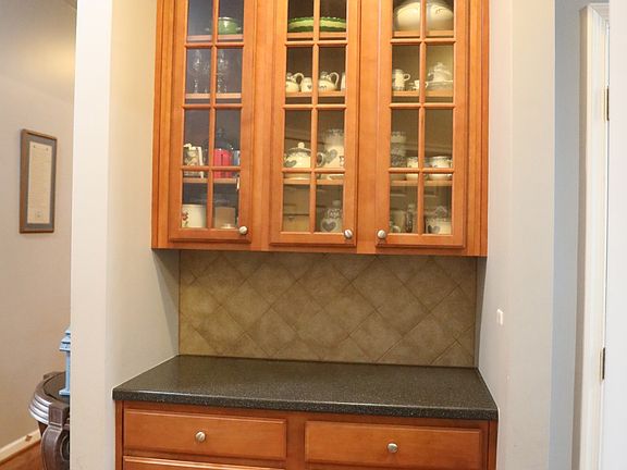 4th image of 1019 Queens Pl