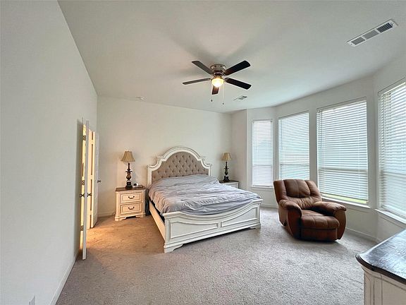 4th image of 2410 Doncaster Dr