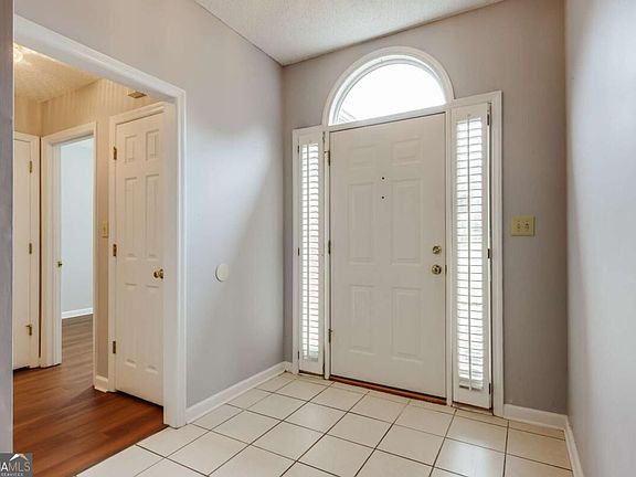 3rd image of 137 Lucy Ln