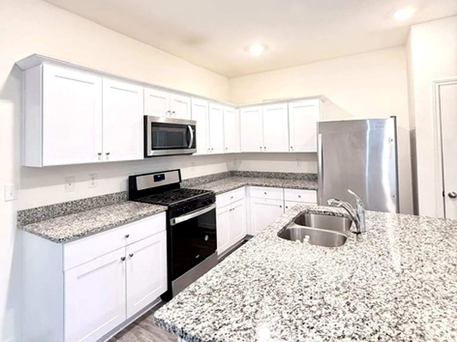 3 bed, 1398 sqft, $1,388 — Photo 4