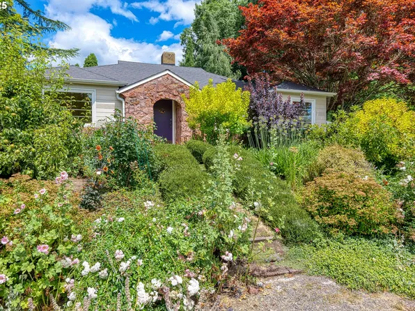 8285 SW Parrway Dr, Portland, OR 97225