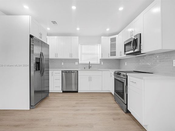 3rd image of 611 SW 11th Dr