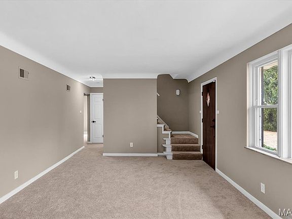 4th image of 10040 Knollcrest Dr