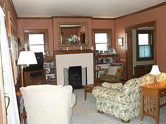 2nd image of 4816 N Broadway St