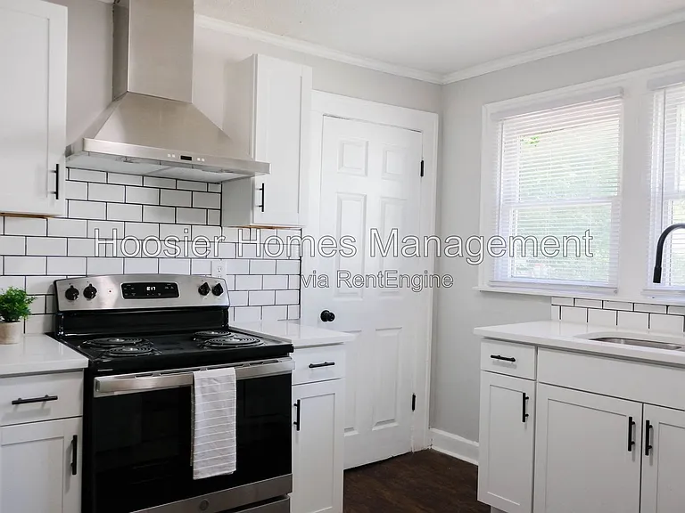 2035 E 43rd St — Photo 8