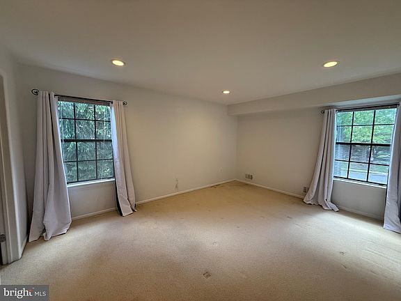 5th image of 4 Barclay Ct