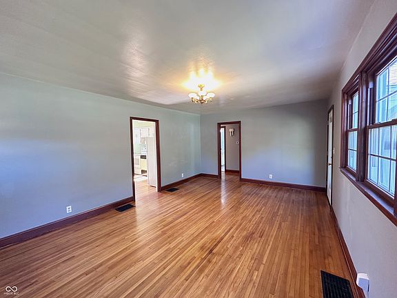 4th image of 725 N Main St