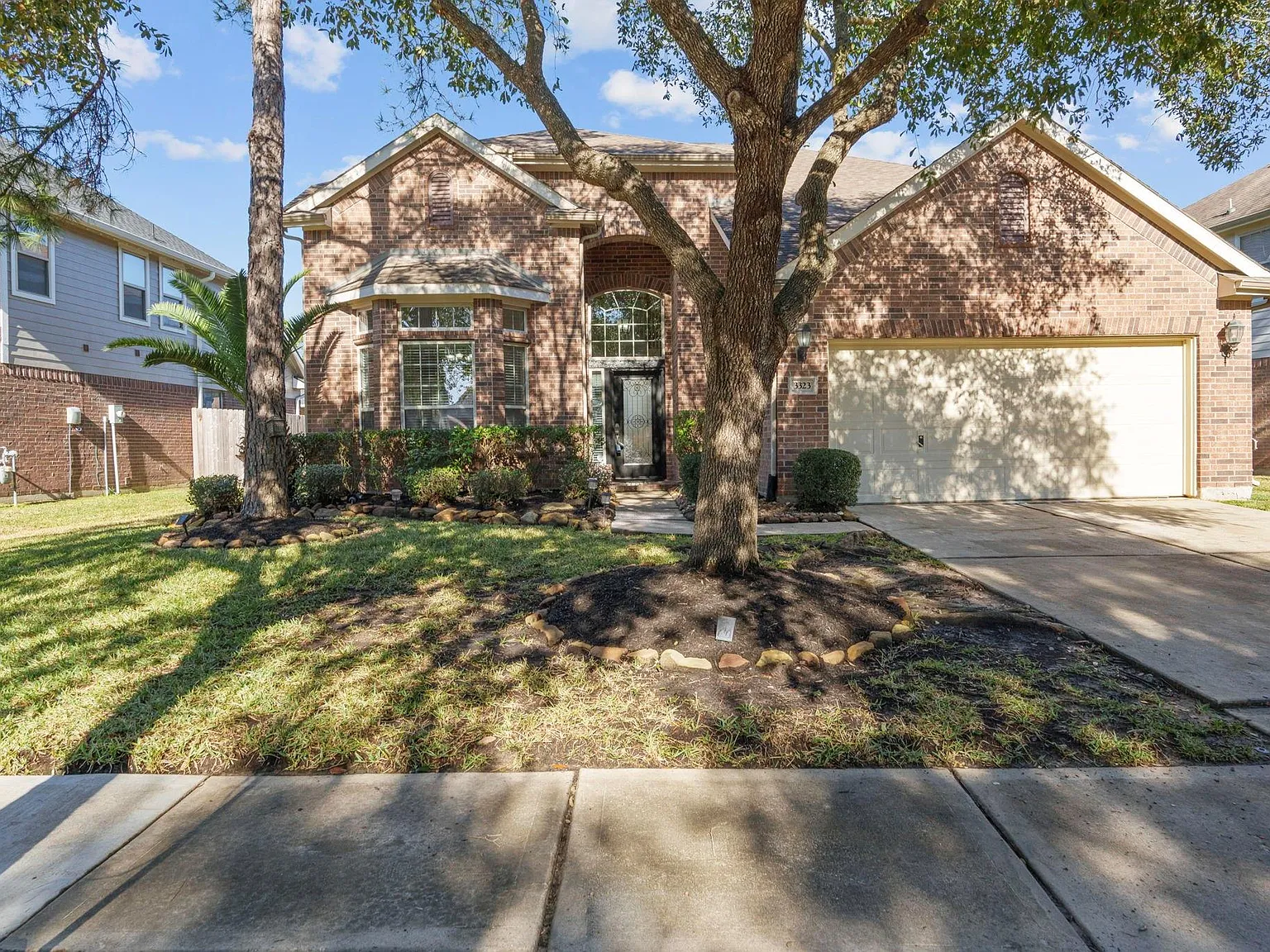 4 bed, 2.5 bath, 2887 sqft, $2,500 — Photo 2