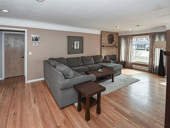 5th image of 33162 Redwood Blvd