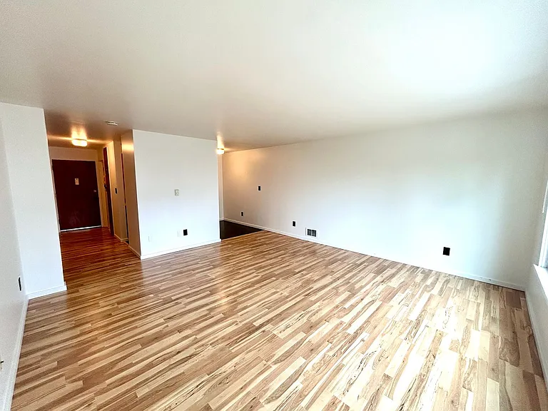 Escolier Apartments — Photo 25