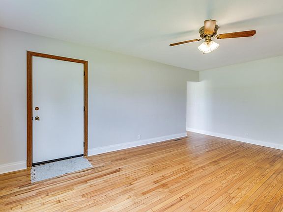 3rd image of 3900 S Beaumont Ave
