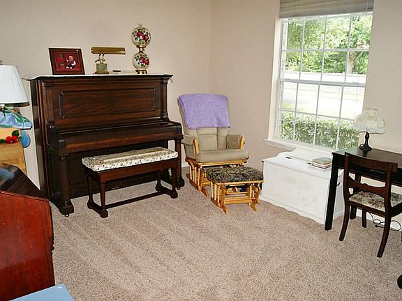 FORMAL LIVING AT ENTRY