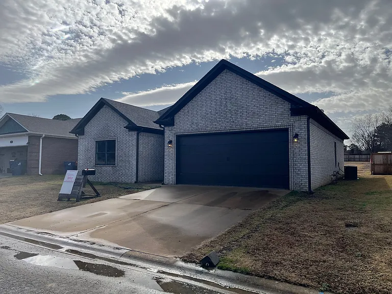 917 Vista Dr — Photo 1