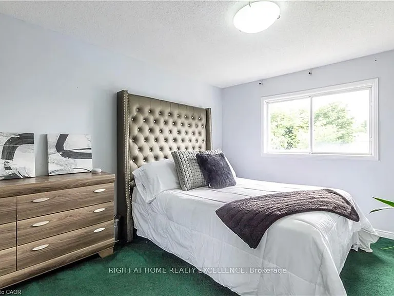 1007 Elgin St N — Photo 15