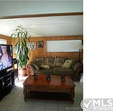 4th image of 15225 Blythe St