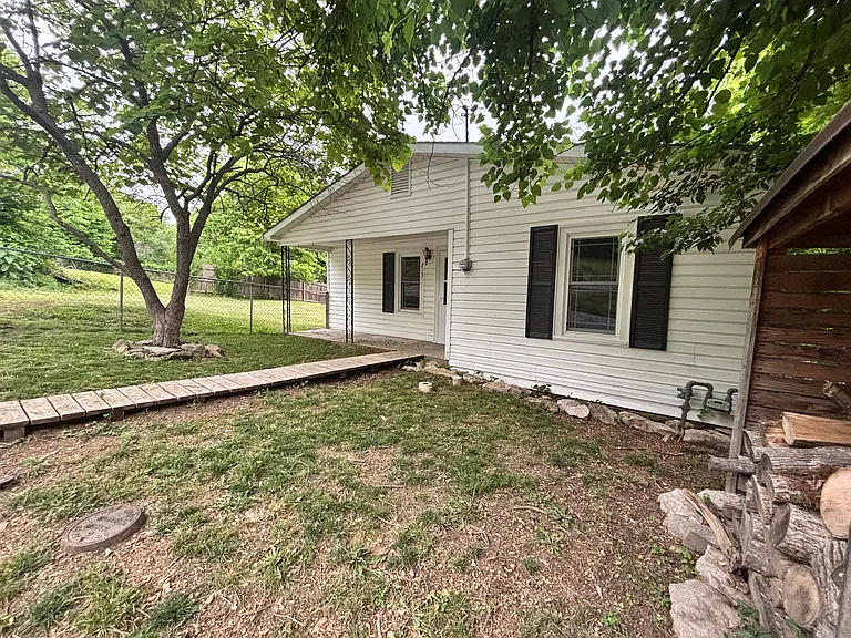 213 E Farmer St — Photo 2