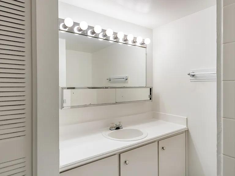 Riverside Village Apartments — Photo 24