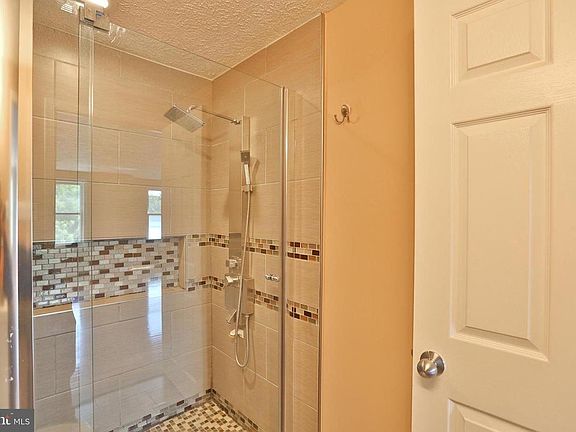 Full bathroom #1
