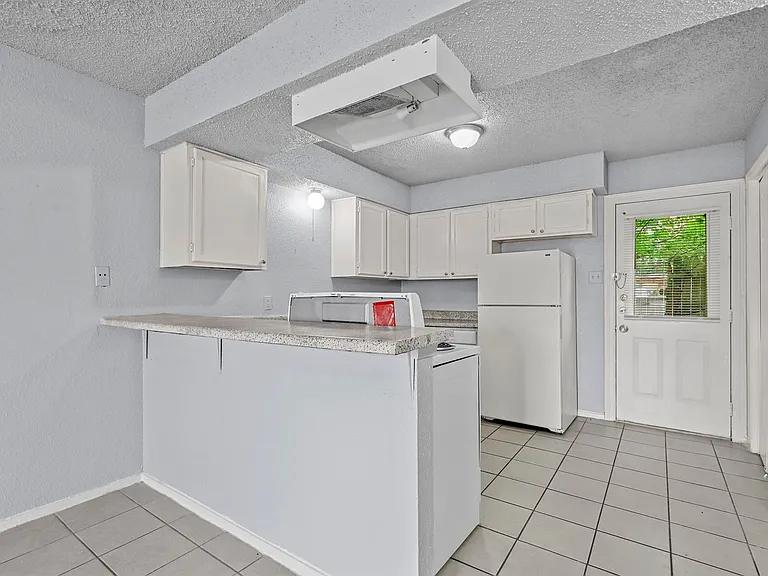 302 N Race St — Photo 7