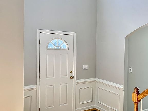 5th image of 465 Concord Cir