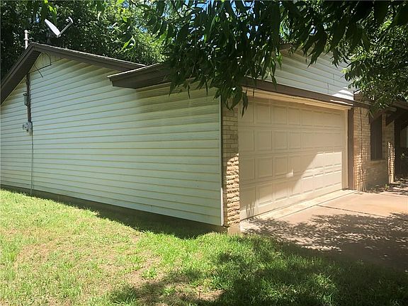 3rd image of 132 NW Jayellen Ave